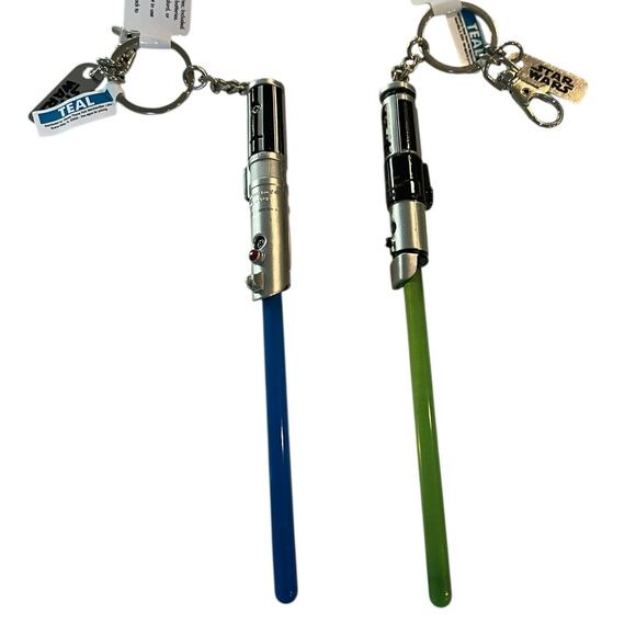 Disney Parks Star Wars Rey & Yoda Lightsaber Light Up Keychains NWT - Picture 1 of 1